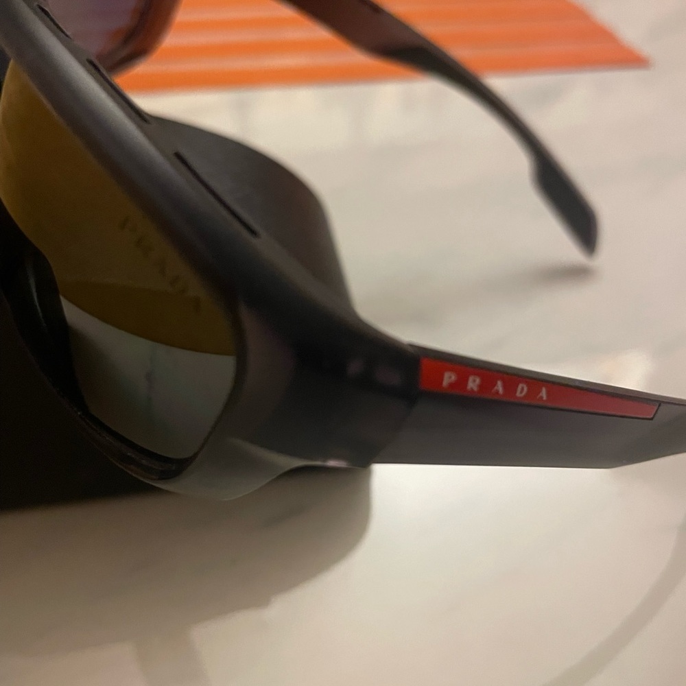 Authentic Prada Polarized Sunglasses. - Picture 4 of 7